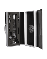 Glasbong im Koffer von Black Leaf mit Baumperkolator, Kräuterkopf, Ölkopf und Diffusoradapter