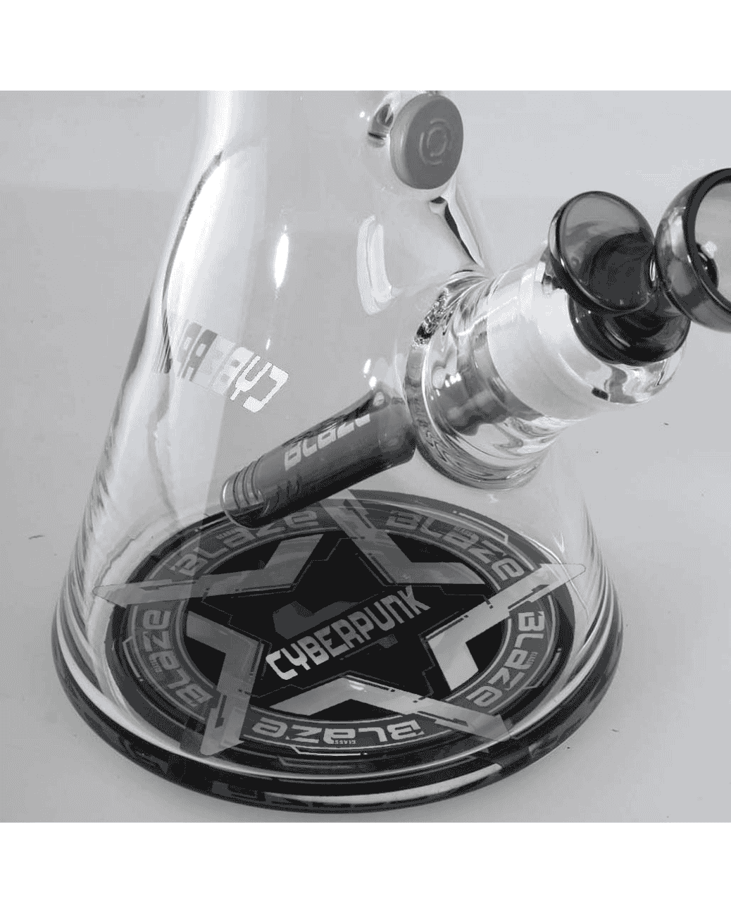 Seitenansicht der BLAZE Cyberpunk Kolbenbong Ice, zeigt die klare und graue Glasfarbe.