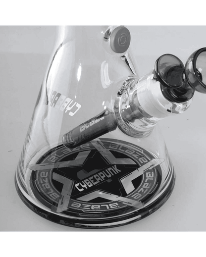 Seitenansicht der BLAZE Cyberpunk Kolbenbong Ice, zeigt die klare und graue Glasfarbe.