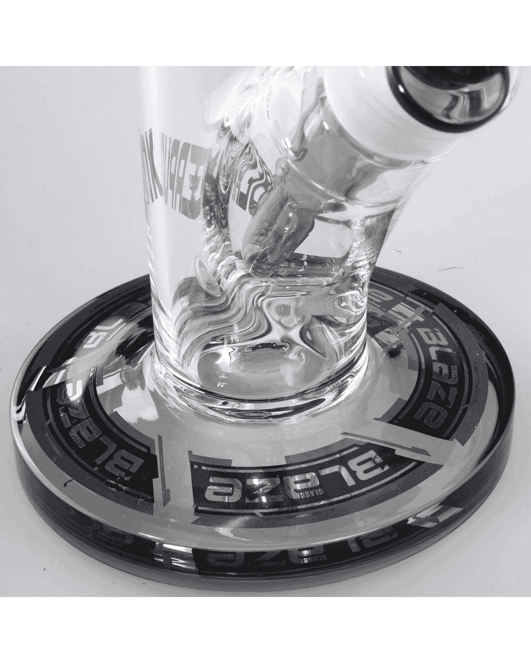 BLAZE Cyberpunk Zylinderbong mit prominentem Blaze Glass Logo auf klarem Borosilikatglas