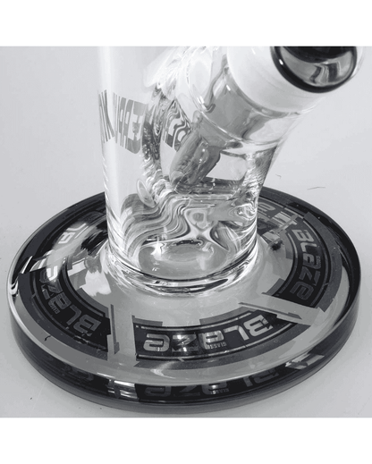 Detailansicht des 122mm langen Diffusorschlitzadapters der BLAZE Cyberpunk Zylinderbong Ice