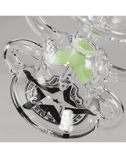 Seitliche Ansicht des BLAZE Dab Rig Recyclers aus 3mm dickem Borosilikatglas