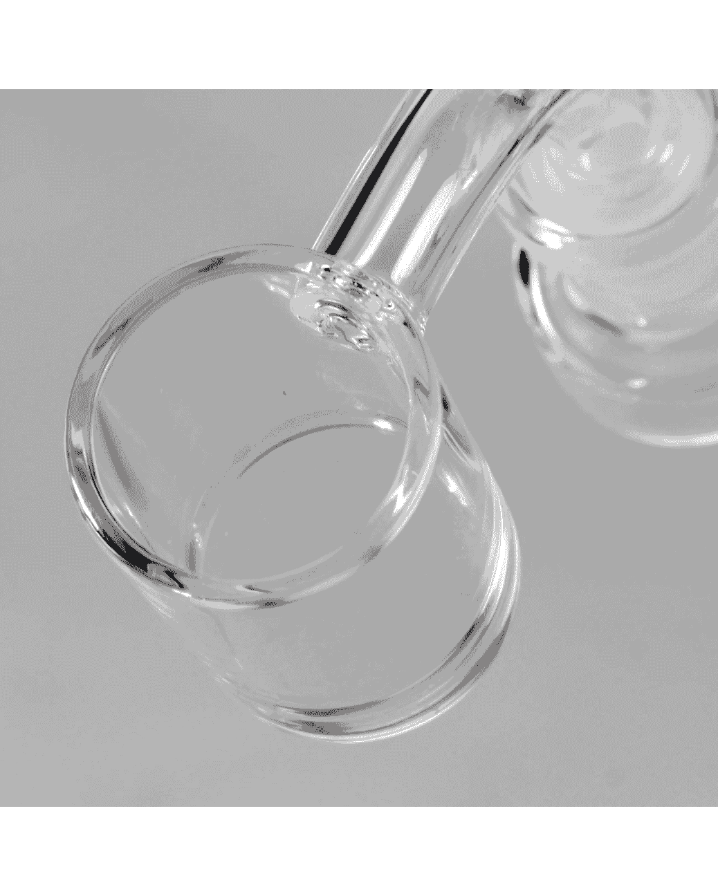 Vollansicht des BLAZE Dab Rig Recyclers aus rotem Borosilikatglas mit BLAZE GLASS Logo