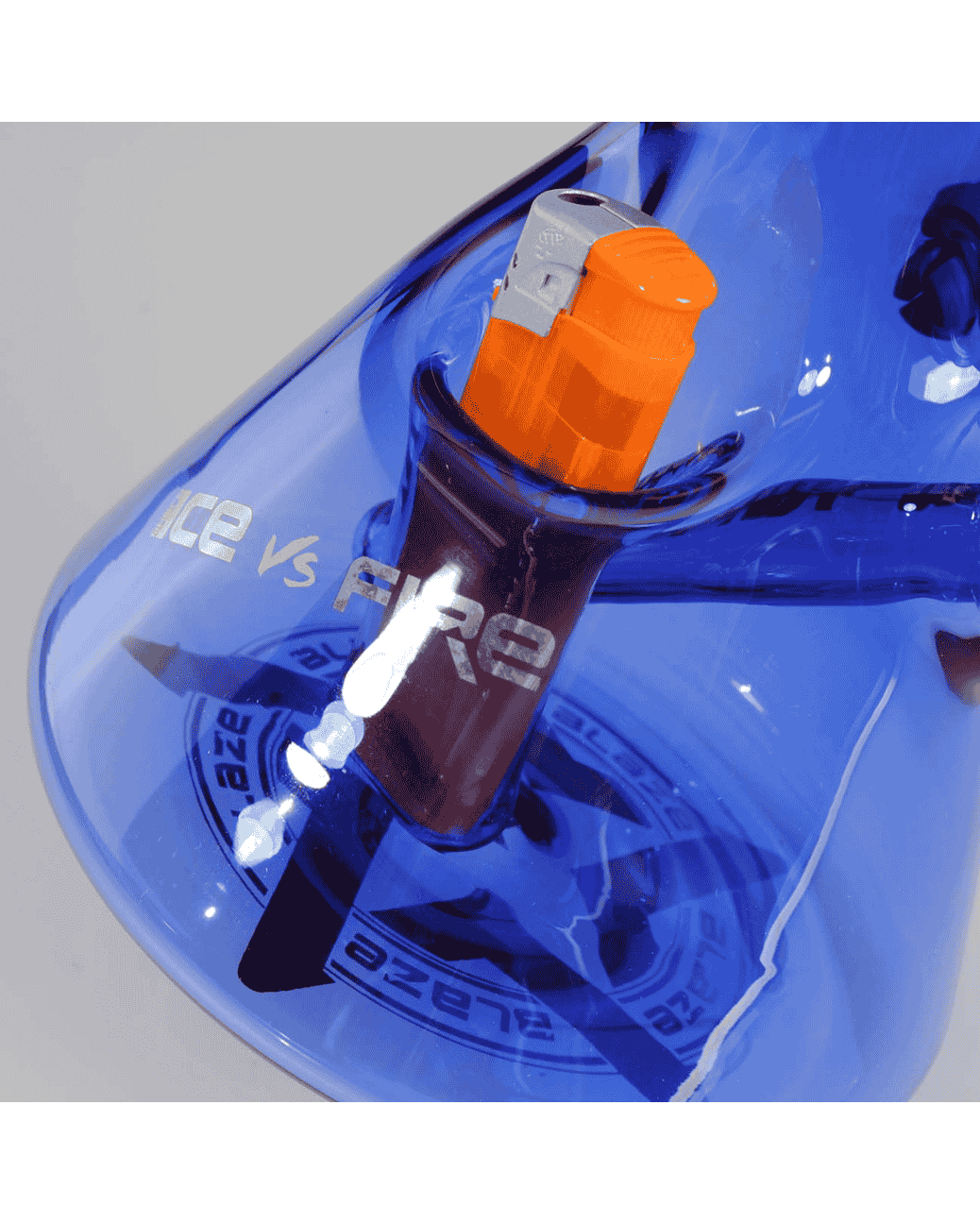 Gesamtansicht der BLAZE Icebong Ice vs. Fire mit blauem Borosilikatglas und Trommelperkolator, Höhe 400mm.