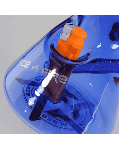 Gesamtansicht der BLAZE Icebong Ice vs. Fire mit blauem Borosilikatglas und Trommelperkolator, Höhe 400mm.
