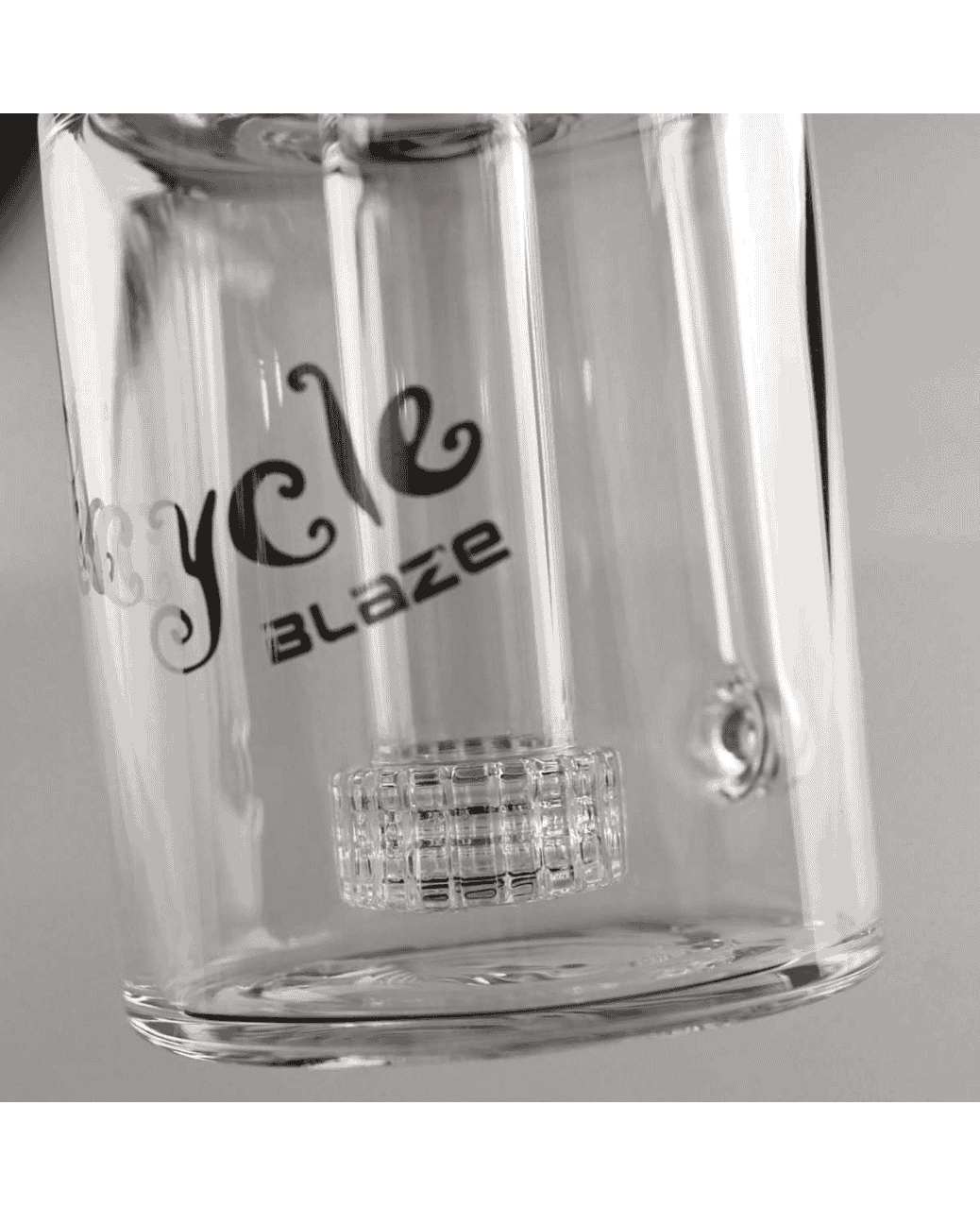 Detailansicht der Mündung und des NS 19 (18,8mm) Passstücks der BLAZE Recycler Glasbong