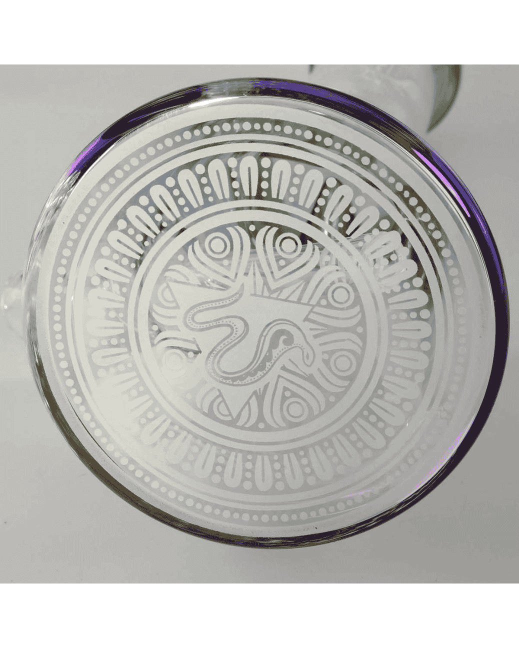 Detailansicht des BLAZE GLASS Logos auf der BLAZE Sphinx Beaker Bong Ice.
