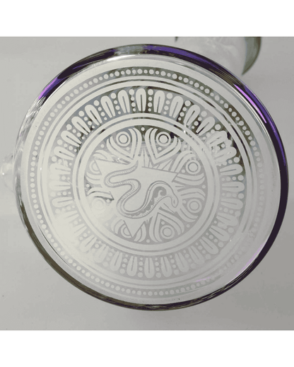 Detailansicht des BLAZE GLASS Logos auf der BLAZE Sphinx Beaker Bong Ice.