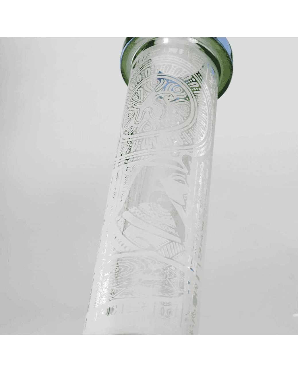 Nahaufnahme des sandgestrahlten Sphinx-Motivs auf der BLAZE Sphinx Beaker Bong Ice.