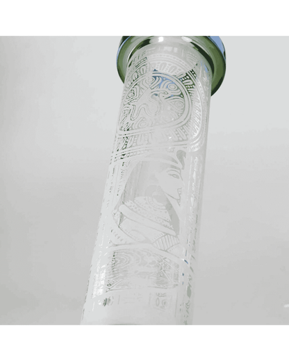 Nahaufnahme des sandgestrahlten Sphinx-Motivs auf der BLAZE Sphinx Beaker Bong Ice.