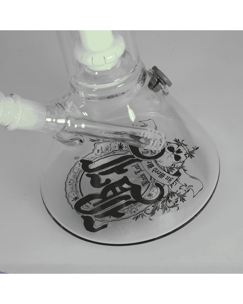 BL Beaker Icebong mit einem 140mm langen Schlitzdiffusorchillum, sorgt für gleichmäßigen Rauchfluss.