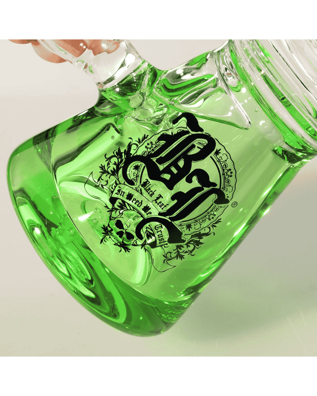 Detailansicht des BL Logos auf der roten Liquid Bong mit Trommelperkolator.