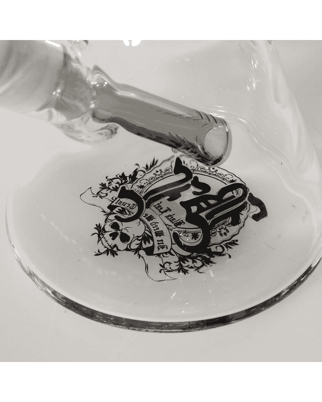 Detailaufnahme des BL Logos auf der blauen Liquid Bong, das das Markenzeichen darstellt