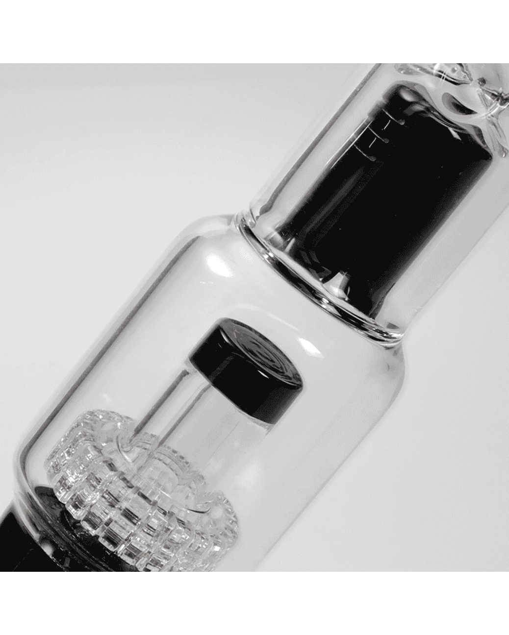Stabile Glasbong mit 3-stufigem Filtrationssystem, ideal für kühlen Rauchgenuss