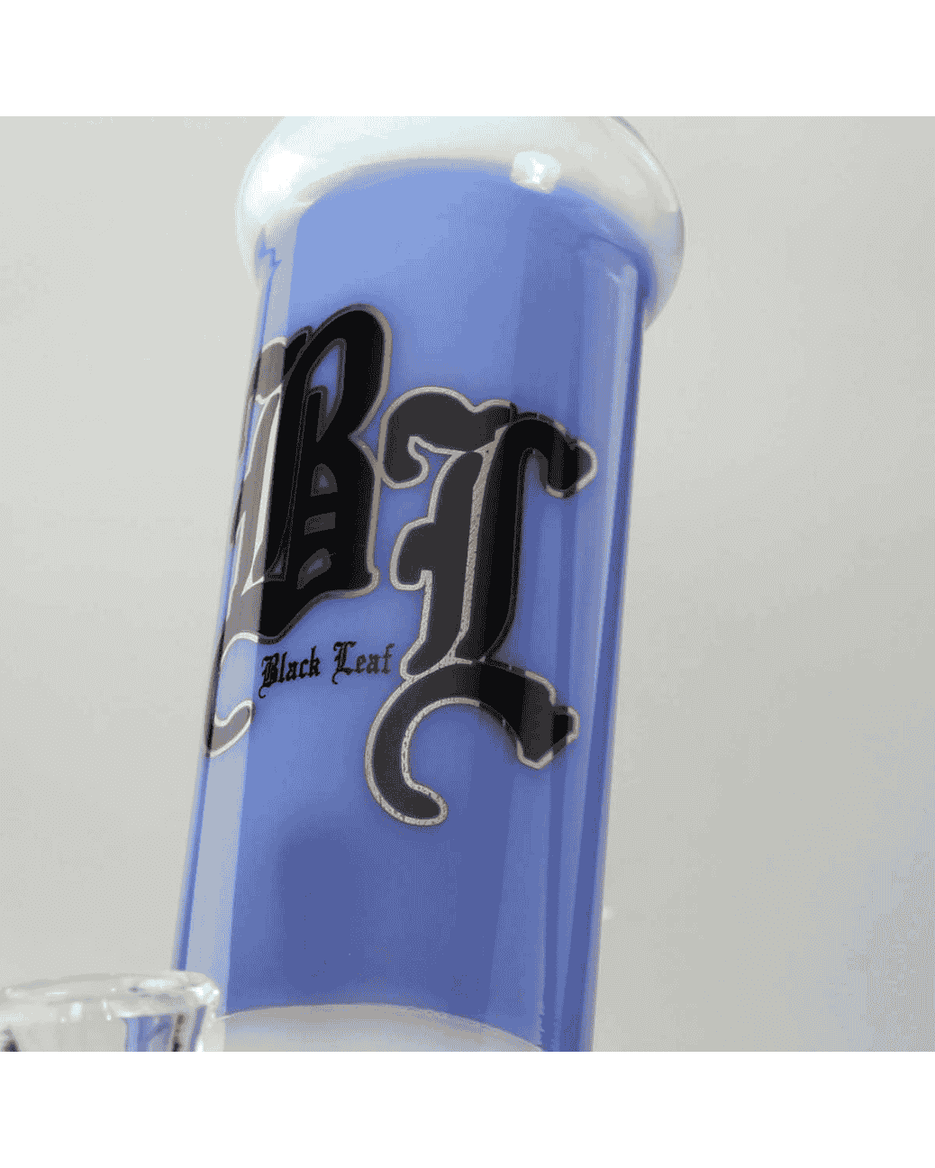 Nahaufnahme des BL Logos auf der Black Leaf 2Blue Zylinderbong Ice in Blau
