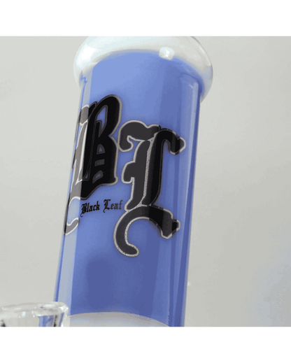Nahaufnahme des BL Logos auf der Black Leaf 2Blue Zylinderbong Ice in Blau