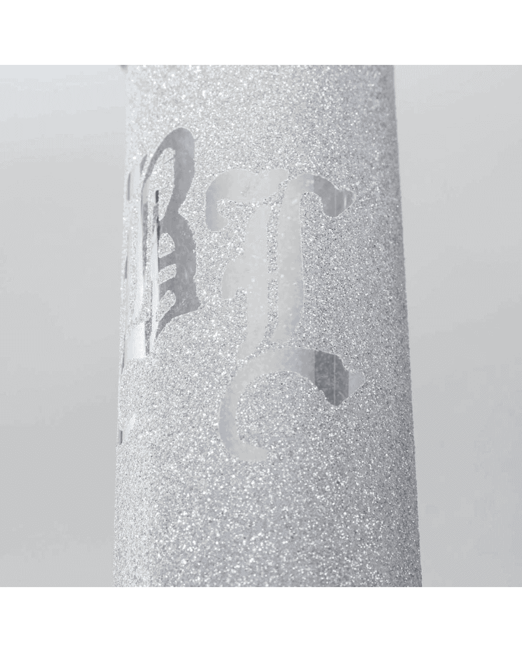 Seitenansicht der Black Leaf Beaker Ice Glitzy Glitter Bong, die das robuste 7mm dicke Glas und das Black Leaf Logo zeigt