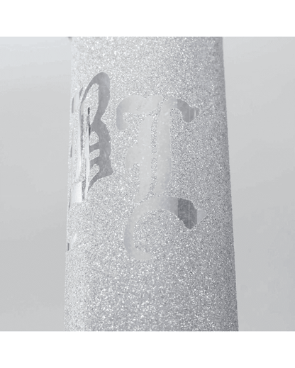 Seitenansicht der Black Leaf Beaker Ice Glitzy Glitter Bong, die das robuste 7mm dicke Glas und das Black Leaf Logo zeigt