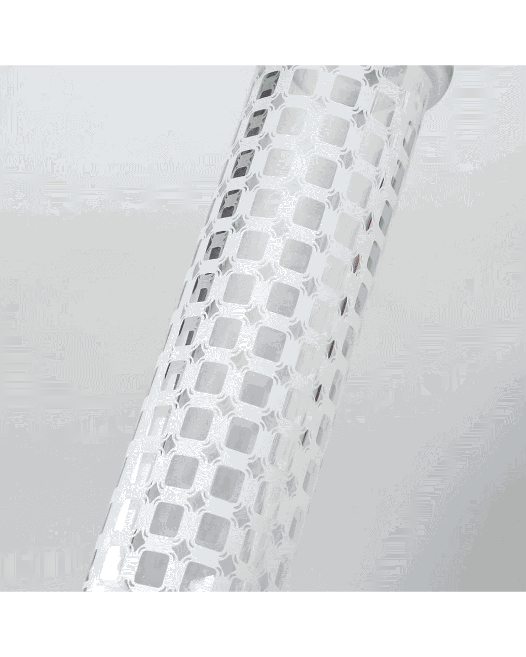 Detailaufnahme des sandgestrahlten geometrischen Musters auf der Black Leaf Beakerbong Ice, das für ein einzigartiges Design sorgt.