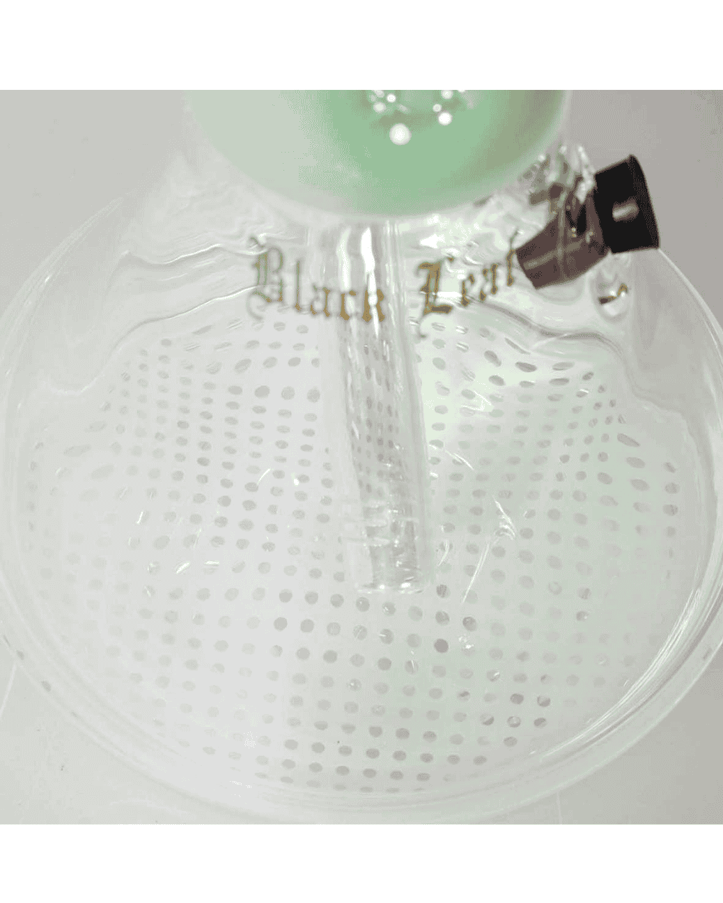 Seitenansicht der Black Leaf Beakerbong Ice mit Black Leaf Logo, jadefarbenem Borosilikatglas und stabilen NS 19bistabil/14 Verbindungen.