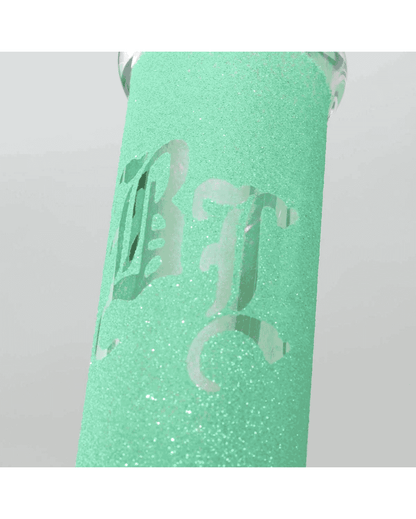 Detailansicht des Schlitz Diffusor Chillums der Black Leaf Beakerbong Ice Glitzy Glitter