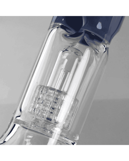 Nahaufnahme des Trommelperkolators der Black Leaf Blue Hour2 Zylinderbong, der für eine optimale Filterung sorgt.