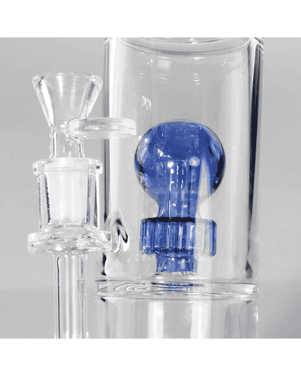 Nahaufnahme des Doppel-Duschkopfperkolators der Black Leaf Blue Hour Ice Bong
