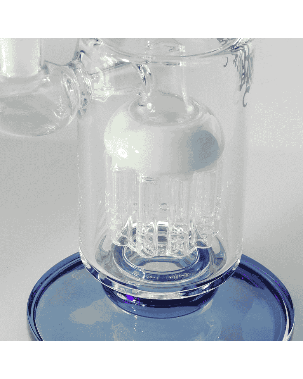 Silbernes Black Leaf Logo auf dem schwarz-blauen Bubbler aus Borosilikatglas