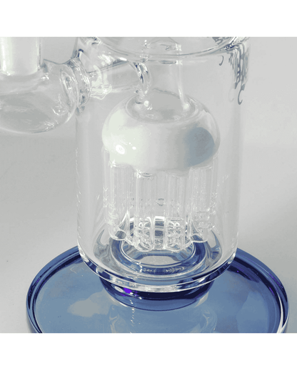 Silbernes Black Leaf Logo auf dem schwarz-blauen Bubbler aus Borosilikatglas