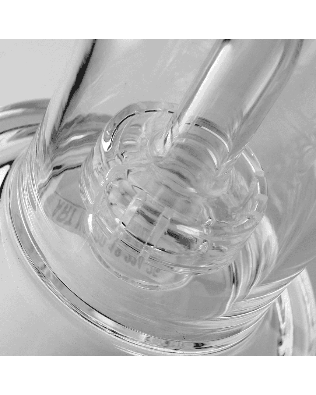 Nahaufnahme des Duschkopfperkolators des Black Leaf Bubblers, zeigt die feine Verarbeitung im schwarzen Design