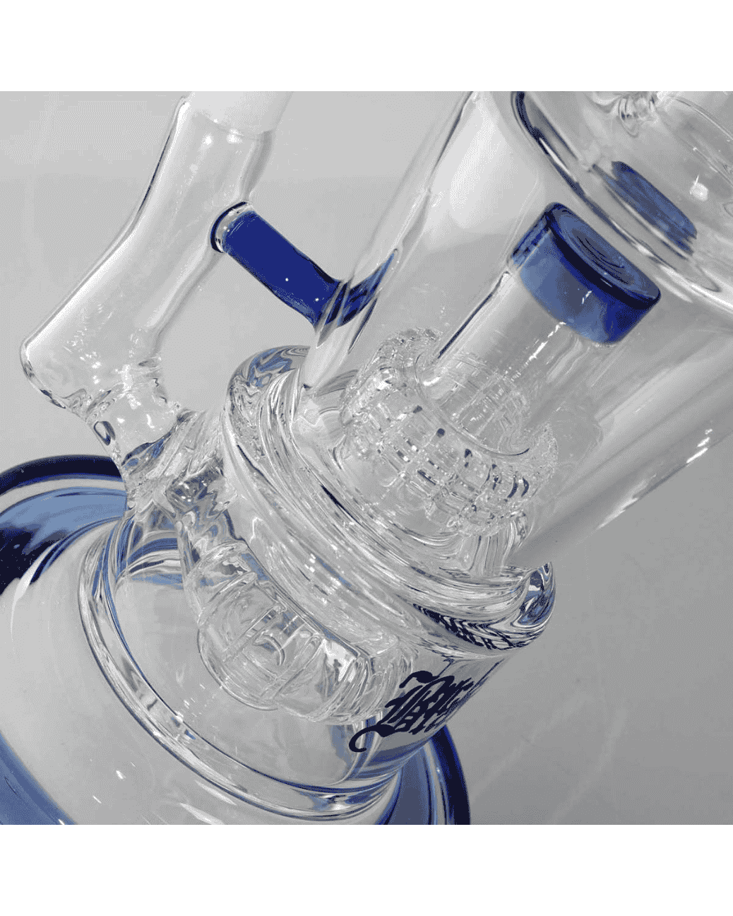 Seitenansicht des Black Leaf Bubbler mit Duschkopf- und Trommelperkolator aus blauem Borosilikatglas