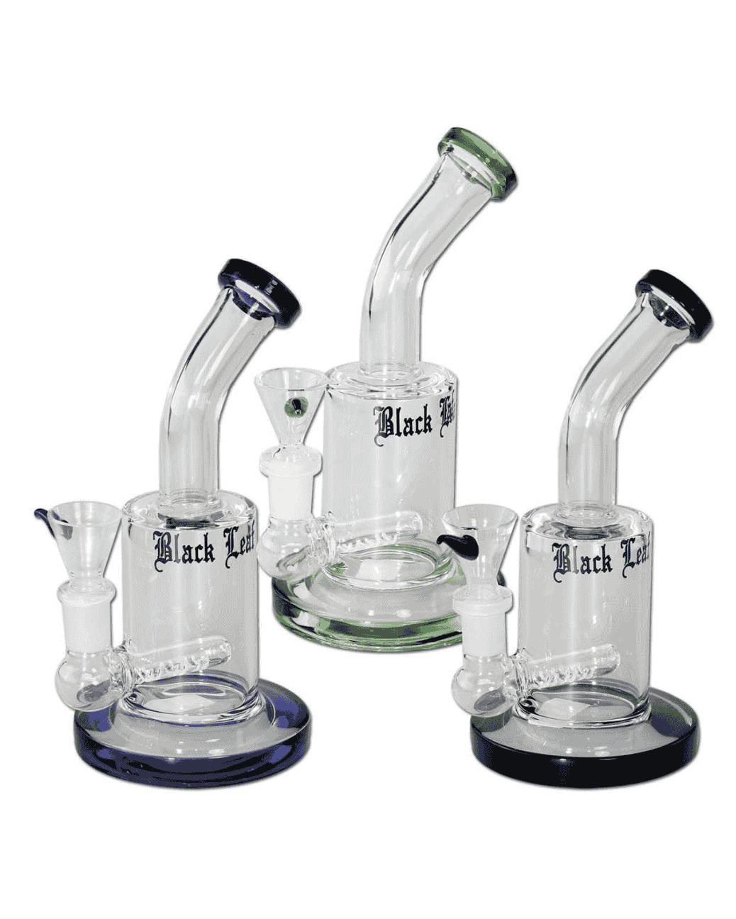 Seitenansicht des Black Leaf Bubblers aus grünem Borosilikatglas mit Inline Slit Diffusor und Black Leaf Logo.
