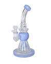 Detailaufnahme des Black Leaf Logos auf dem blauen Bubbler aus Borosilikatglas.