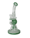 Vorderansicht des Black Leaf Bubbler aus blauem Borosilikatglas mit Schlitzdiffusor und Black Leaf Logo.