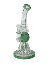 Vorderansicht des Black Leaf Bubbler aus blauem Borosilikatglas mit Schlitzdiffusor und Black Leaf Logo.