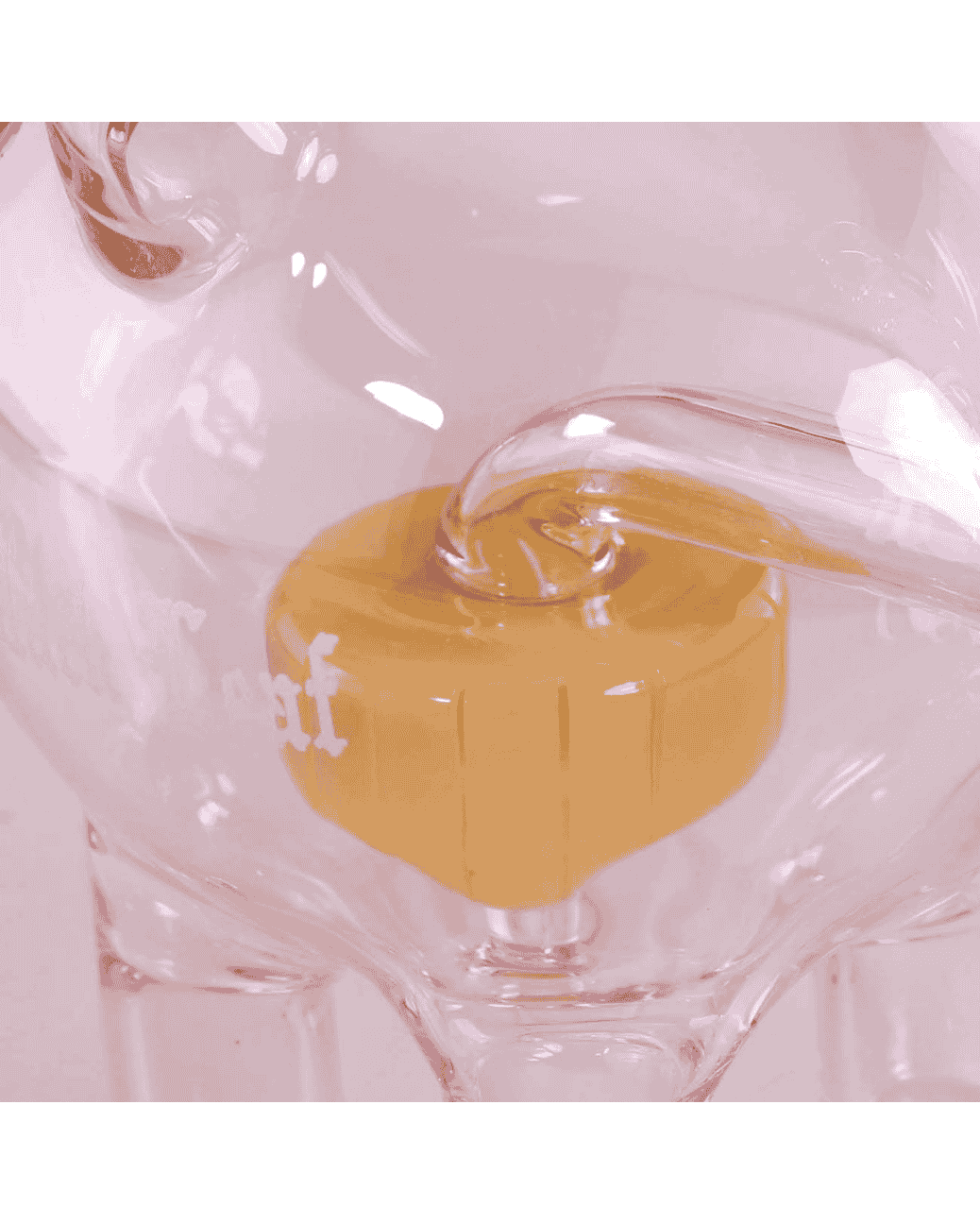 Nahaufnahme des eingebauten Perkolators der Black Leaf Glasbong PIGGY BANK