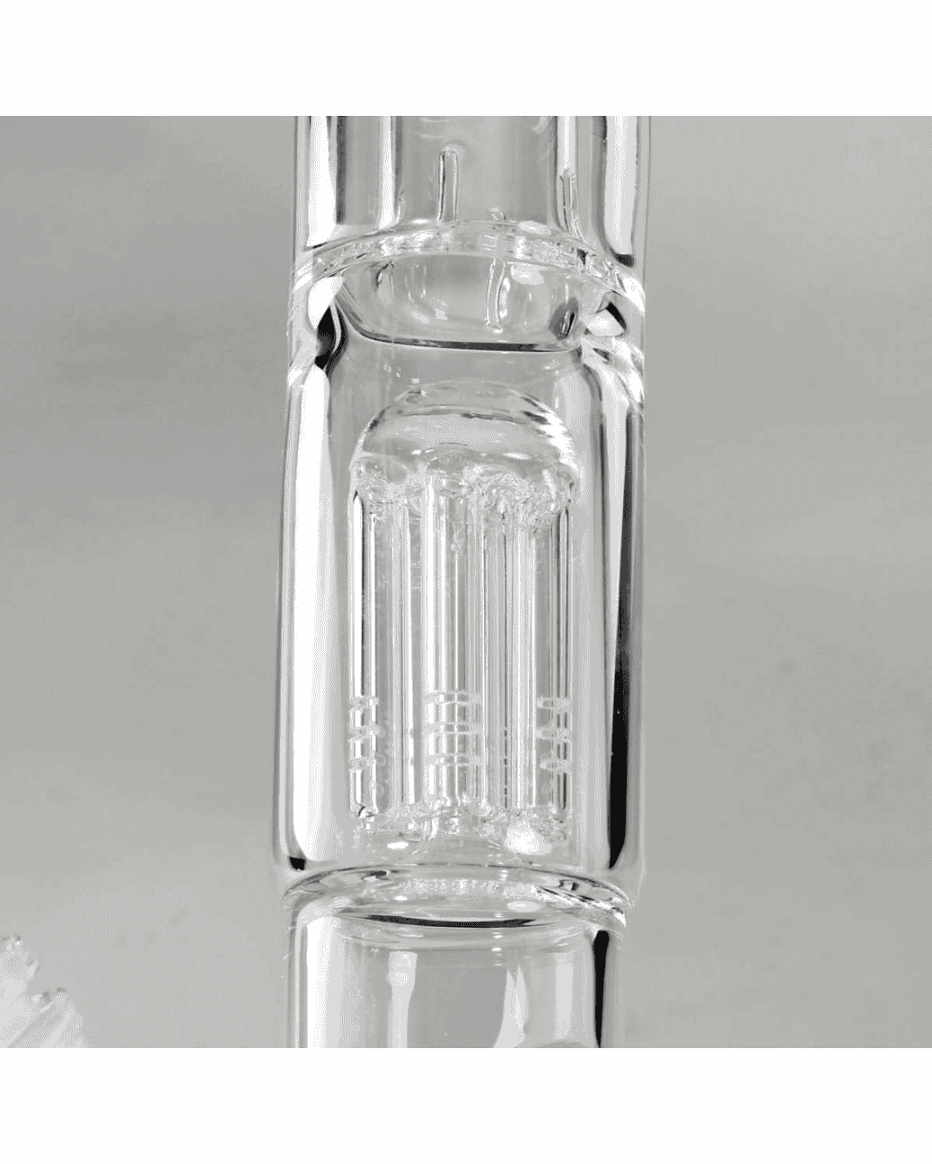 Nahaufnahme des 6-Arm Baumperkolators der Black Leaf Icebong, Borosilikatglas, klar