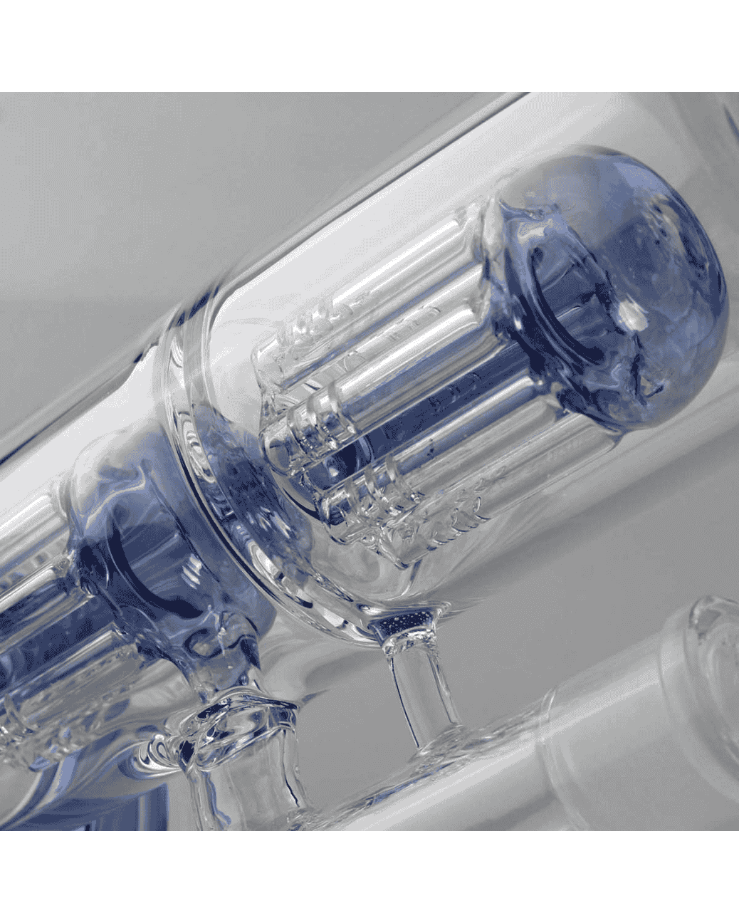 Nahaufnahme der 2x 8-Arm Baumperkolatoren der Black Leaf Icebong, die für optimale Filterung sorgen.