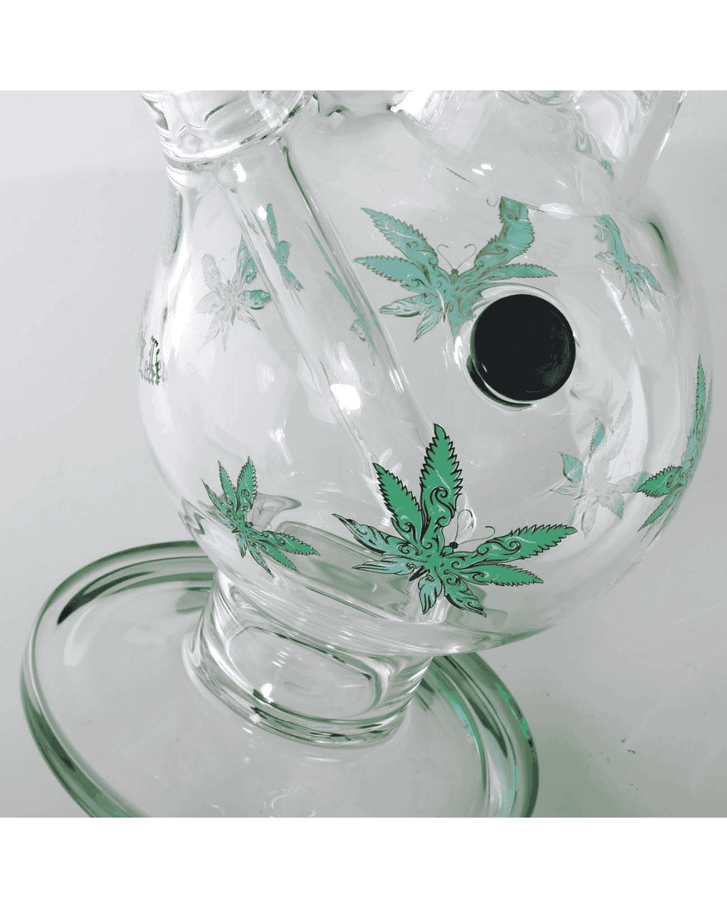 Detailansicht des Schlitzdiffusorchillums der Black Leaf Icebong gebogen GREEN LEAVES