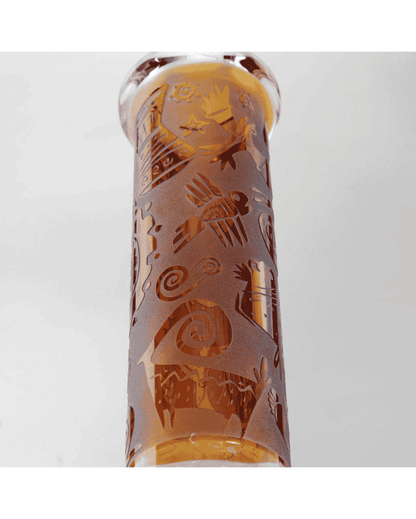 Detailaufnahme des Kokopelli-Motivs auf der Black Leaf Beaker Bong Ice in amber