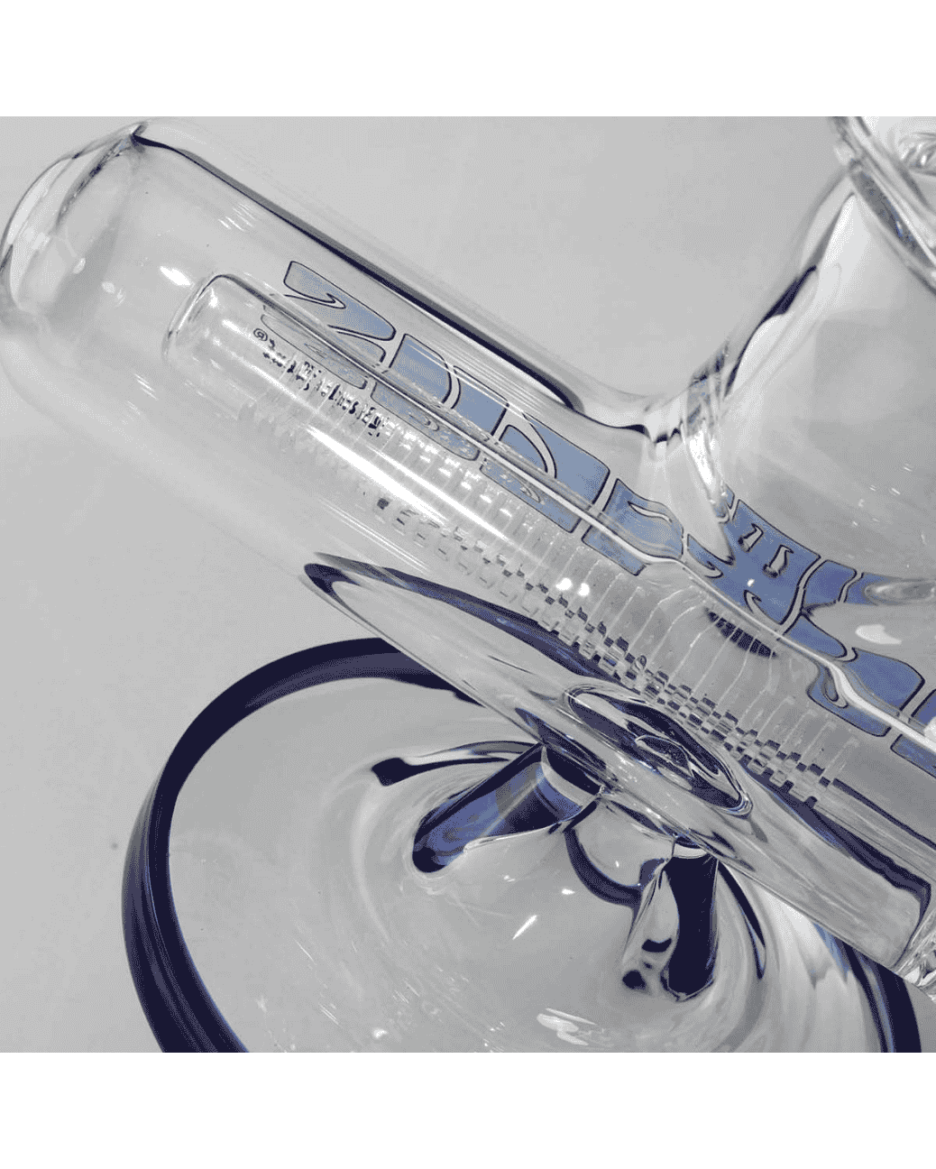 Nahaufnahme des 10-Arm Baumperkolators der Black Leaf Nautilus 22 Bong