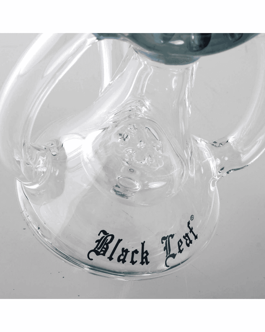 Seitenansicht der Black Leaf Recyclebong für Öl, zeigt die elegante Form und das blaue Design