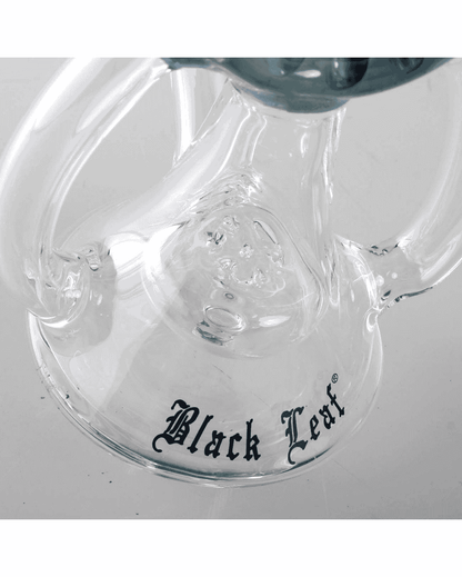 Seitenansicht der Black Leaf Recyclebong für Öl, zeigt die elegante Form und das blaue Design