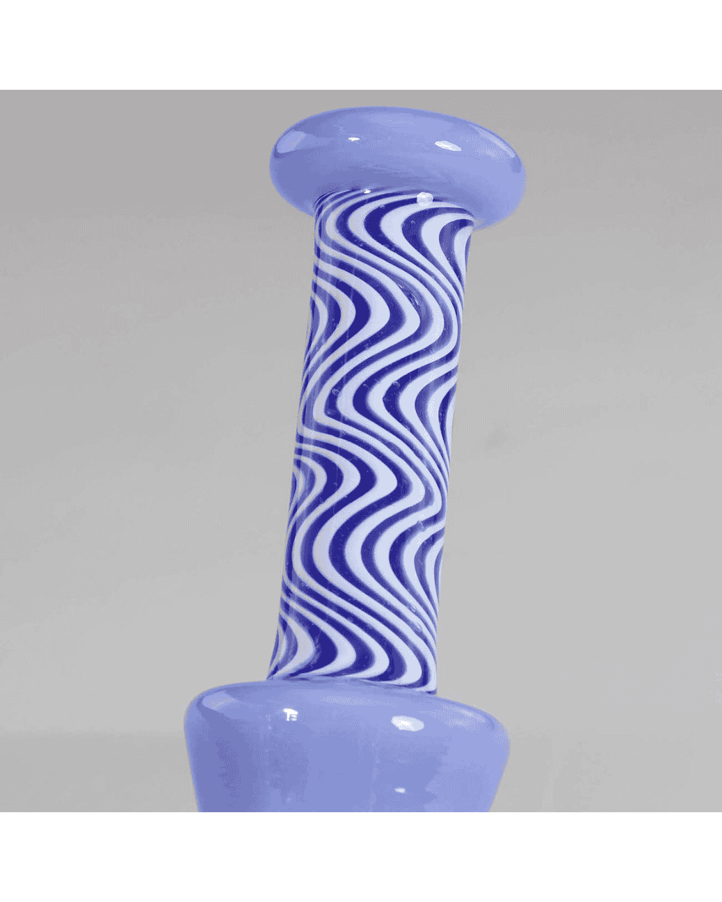 Seitenansicht der blauen Black Leaf Ölbong/Dab Rig zeigt das Black Leaf Logo und den Lochperkolator.