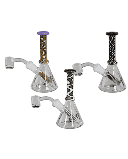 Seitenansicht der Black Leaf Ölbong/Dab Rig aus Borosilikatglas mit orangefarbenem Design und Black Leaf Logo