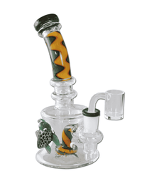 Frontansicht der Black Leaf Ölbong mit grünem Duschkopfperkolator und Schildkrötenmotiv, hergestellt aus Borosilikatglas.