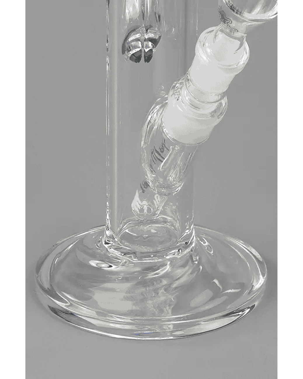 Nahaufnahme der Bong Grace, die die 7mm dicke Wandstärke aus Borosilikatglas zeigt.