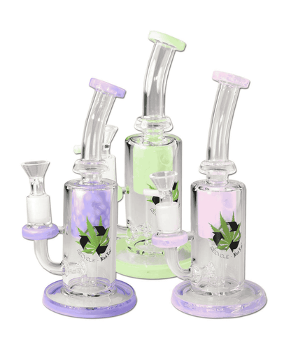 Nahaufnahme des lila Borosilikatglases des Black Leaf Recycle/Incycle Bubblers