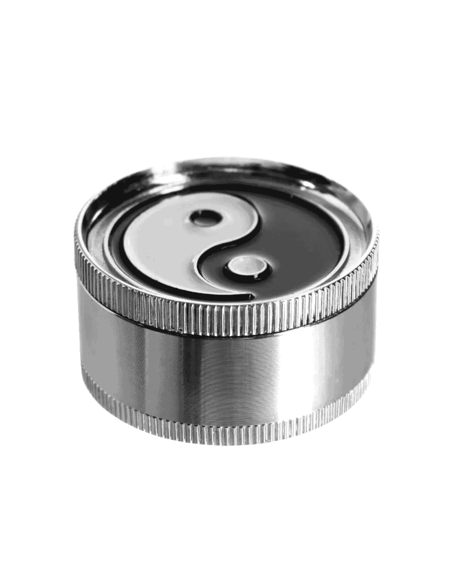 CHAMP HIGH Grinder mit Ying Yang Symbol in Schwarz weiß. Mit Rillen am Rand. Zum Zerkleinern von Kräutern.