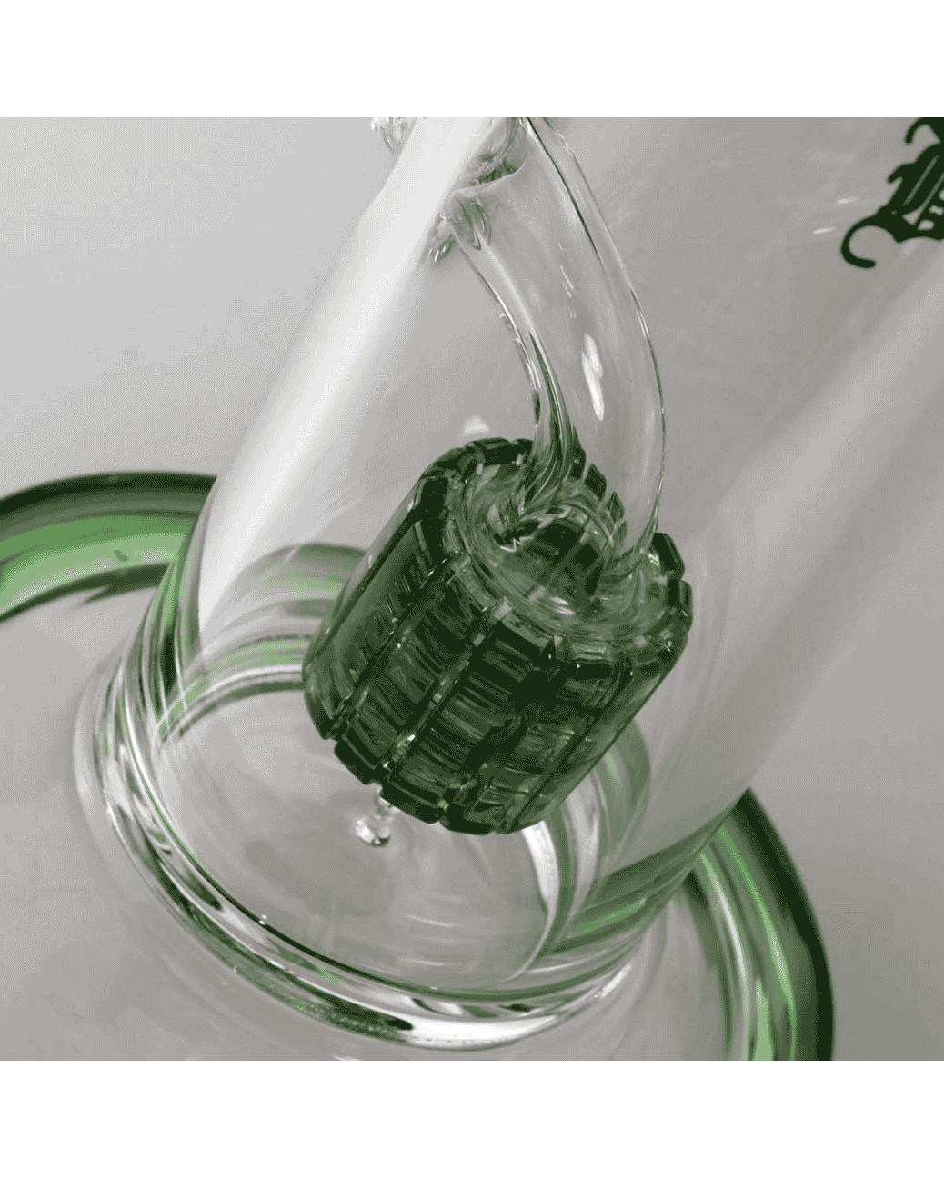 Nahaufnahme des Trommelperkolators in der Black Leaf Ölbong, optimiert für sanfte Rauchfiltration.